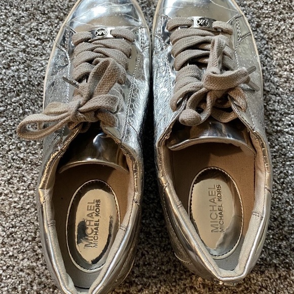 MICHAEL KORS Size 7 Silver Mirror Logo Print Lace Up Fashion Sneakers R $99 - Picture 10 of 14